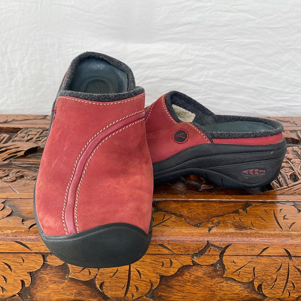 KEEN SOFT RED SUEDE SLIDE